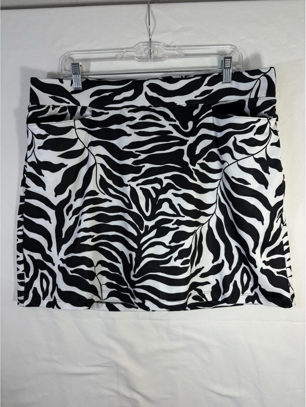 Chico’s Leaf Print Skort Womens L Black White Pull On Stretch Golf Tennis